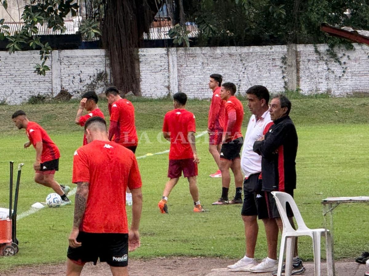 ENCUENTRO. Mariano Campodónico dialoga con Carlos Roldán durante el entrenamiento.