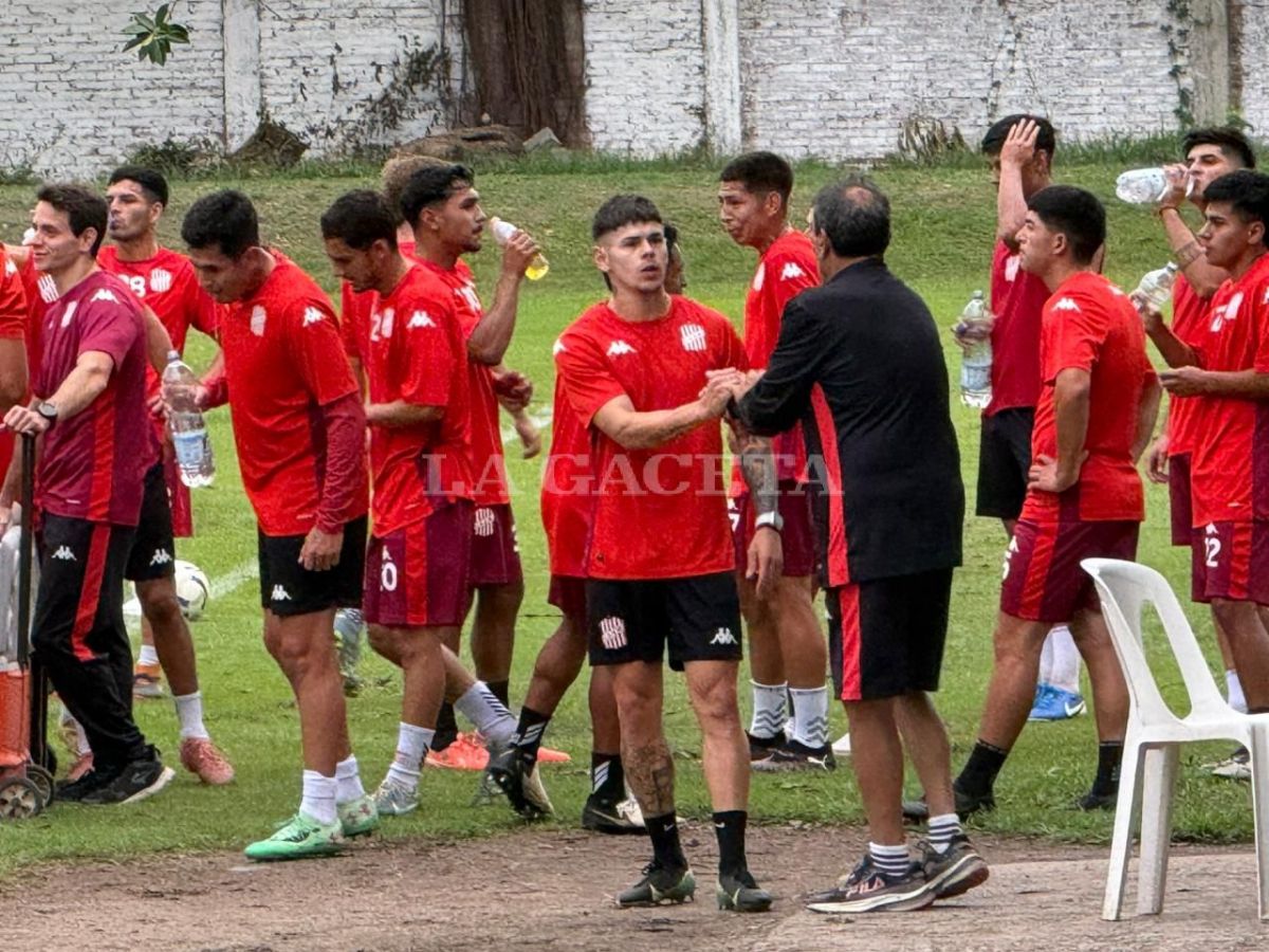 SALUDO. Franco García le da la mano a Carlos Roldán, ex técnico del “Santo” y actual coordinador de inferiores.