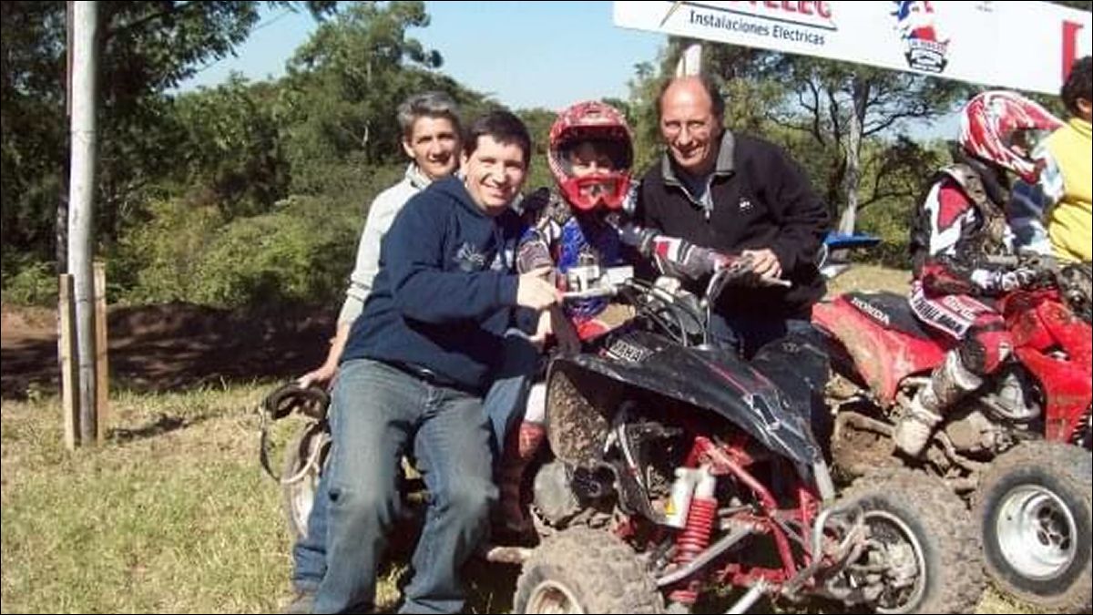 TODO EMPEZÓ AHÍ. A los tres años ya se subía a un cuatriciclo y soñaba con competir como su papá y su primo Marcos.