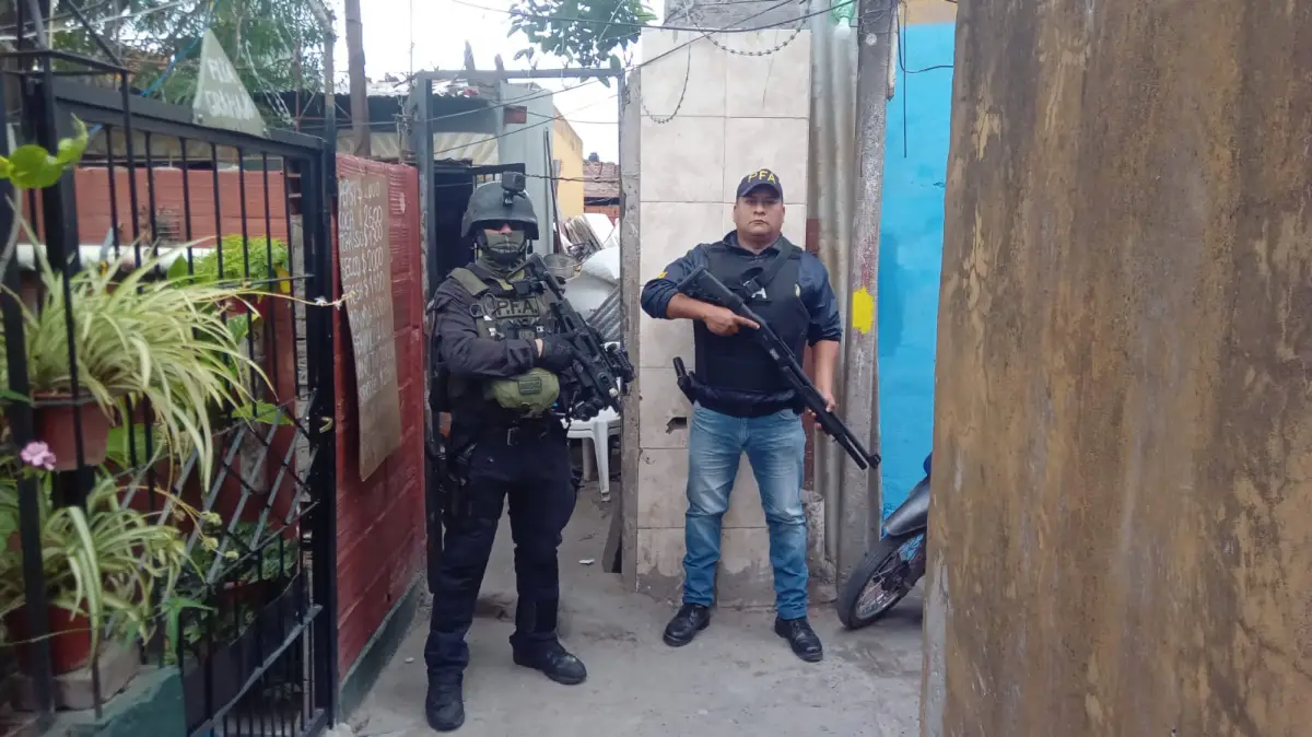 Federales, durante el allanamiento. 