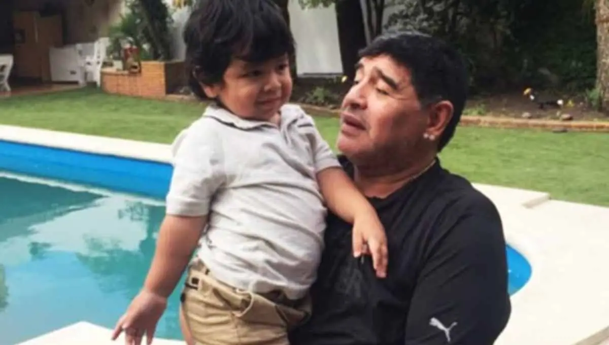 Impactante parecido: con la campera y los zapatos de su papá, Dieguito Fernando emocionó al recordar a Maradona