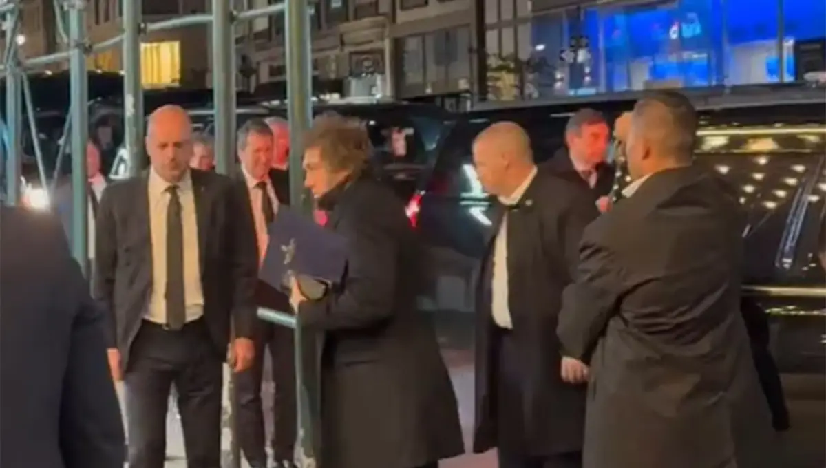 DE MADRUGADA. Milei y su comitiva arribaron pasadas las 5 al hotel ubicado en la Quinta Avenida. 