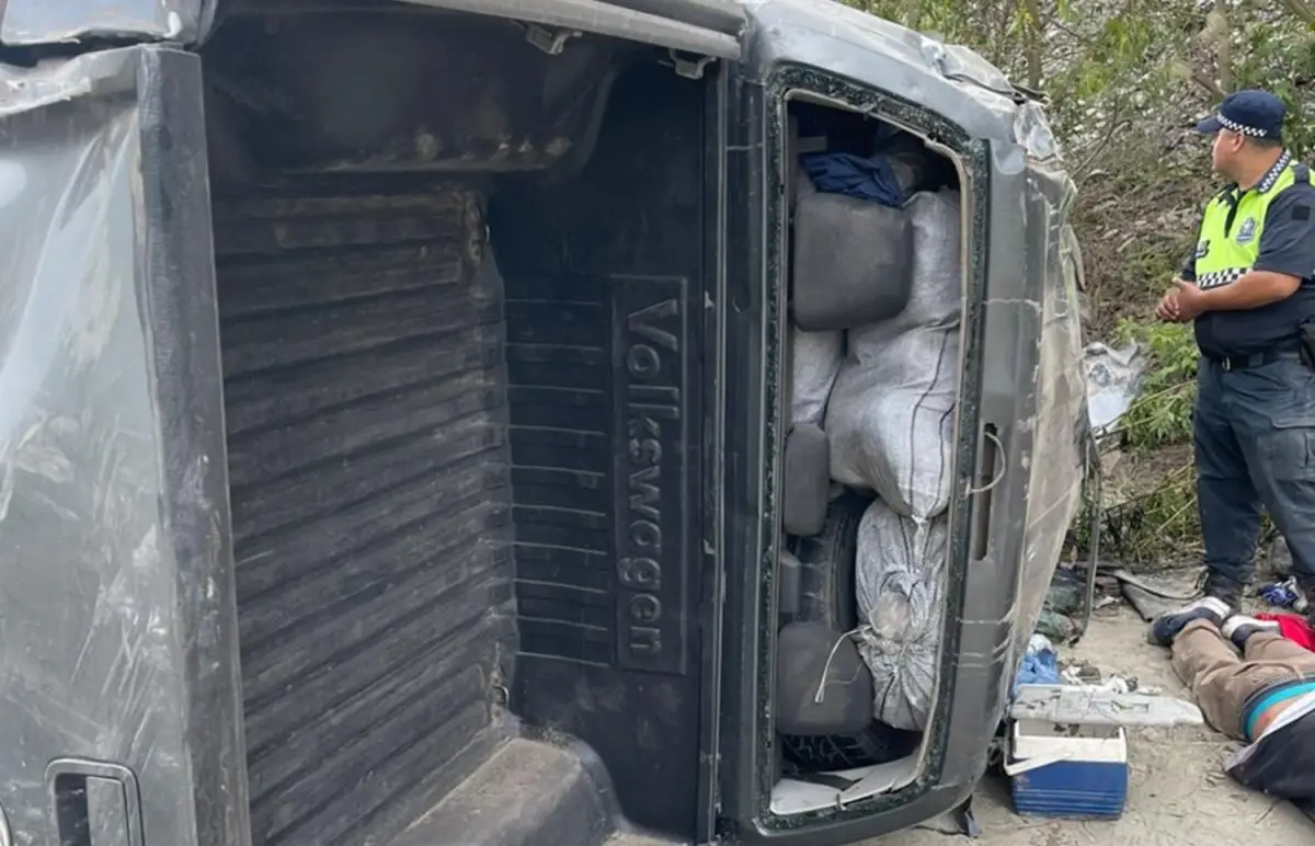LA CAMIONETA volcó y sus ocupantes resultaron gravemente heridos. 
