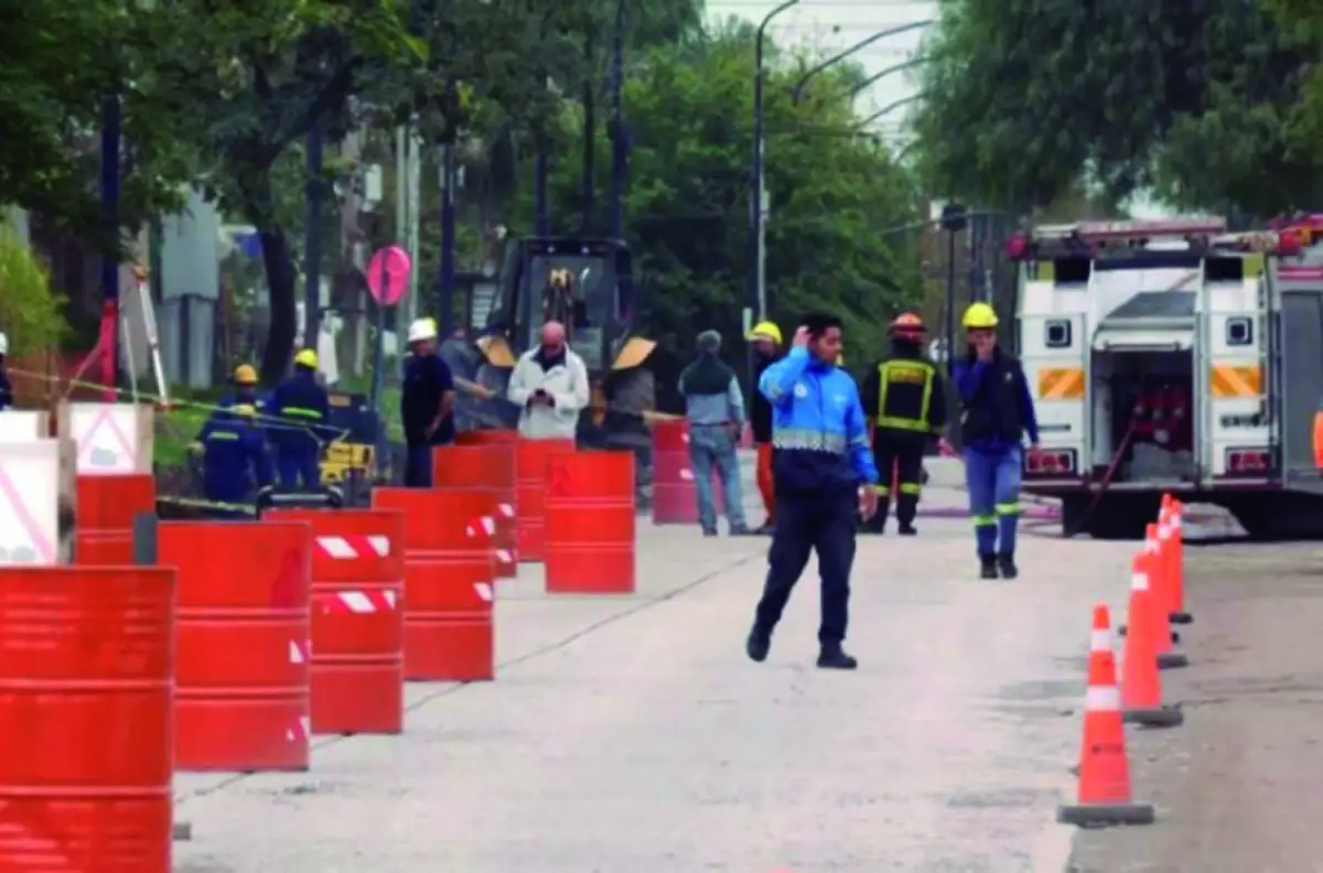 EN PLENA AVENIDA. Bomberos y técnicos de la empresa de gas, Naturgy controlaron la situación en una hora. Evacuaron viviendas y comercios.