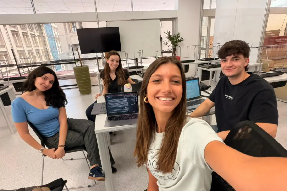 INNOVACIÓN. Juanchi, Athina, Ana Paula y Naomi, estudiantes de Ingeniería en Inteligencia Artificial de UdeSA, ganaron la competencia de computación cuántica del ITBA e IBM.
