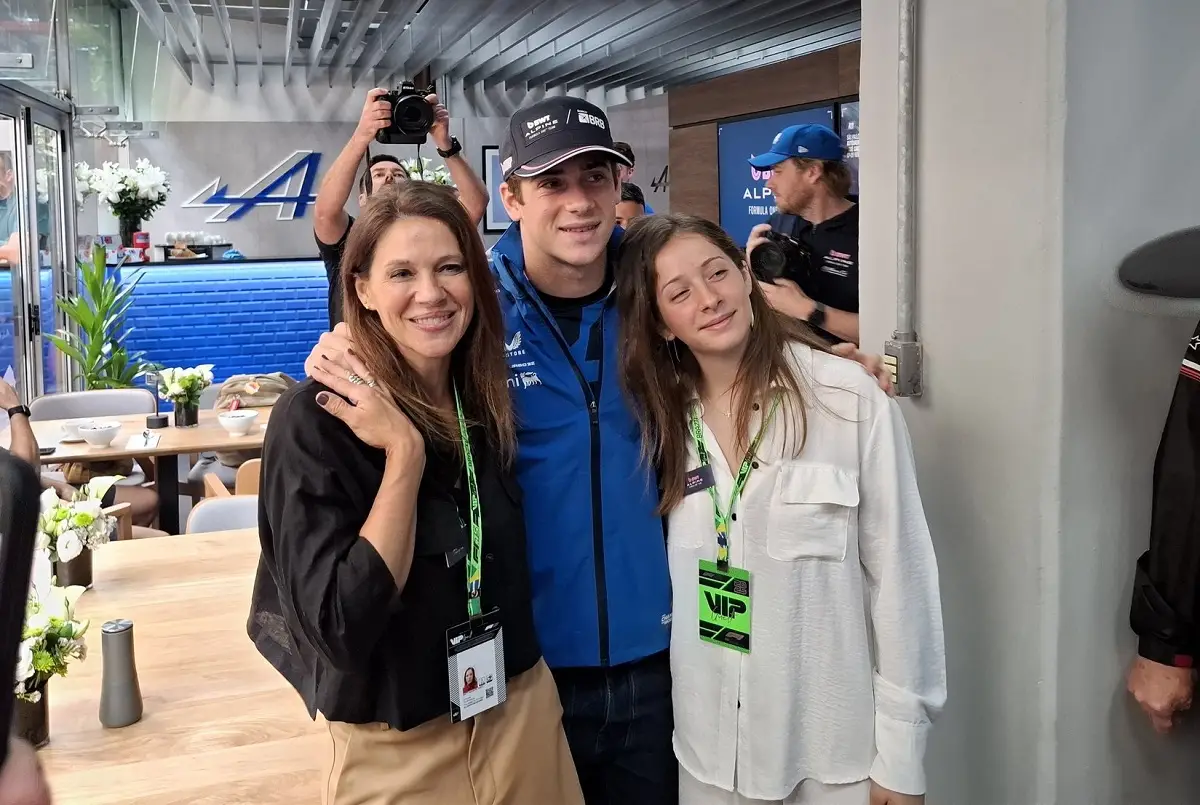APOYO INCONDICIONAL. En un día muy especial para Franco Colapinto, se hicieron presentes su madre, Andrea, y su hermana, Martina.