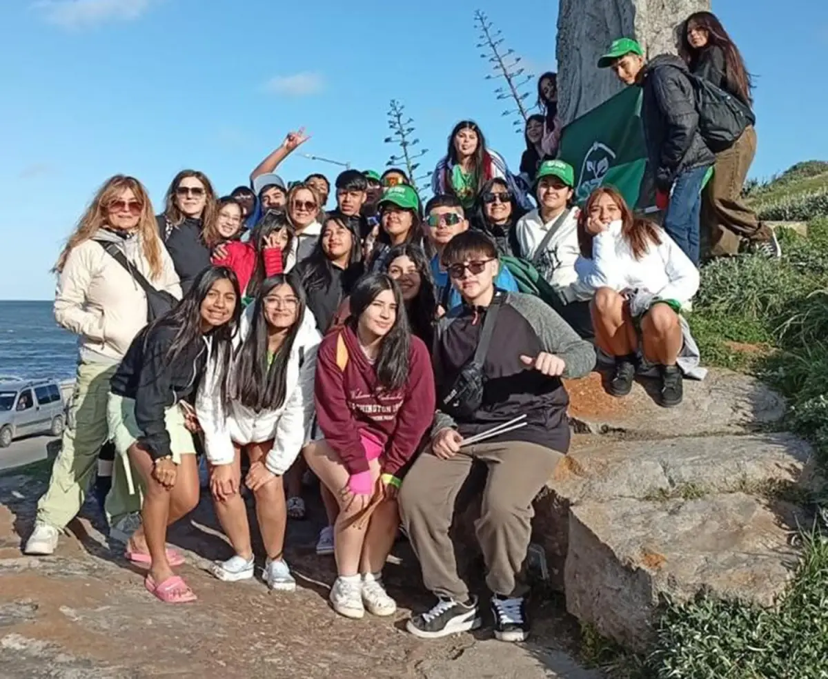 MOMENTO ESPECIAL. Los chicos conocieron el monumento a Storni.