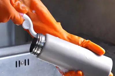 Eliminá el sarro de las botellas térmicas y de vidrio con solo tres ingredientes