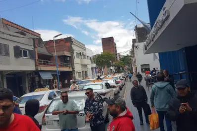 En medio del conflicto del transporte público, taxistas se movilizaron al Concejo capitalino y exigieron eliminar las aplicaciones digitales