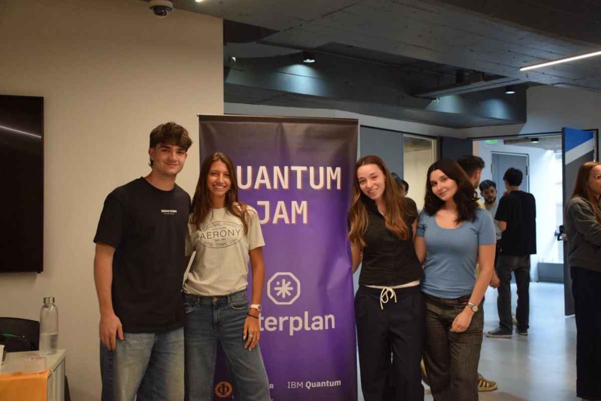 INNOVACIÓN. Juanchi, Athina, Ana Paula y Naomi, estudiantes de Ingeniería en Inteligencia Artificial de UdeSA, ganaron la competencia de computación cuántica del ITBA e IBM.
