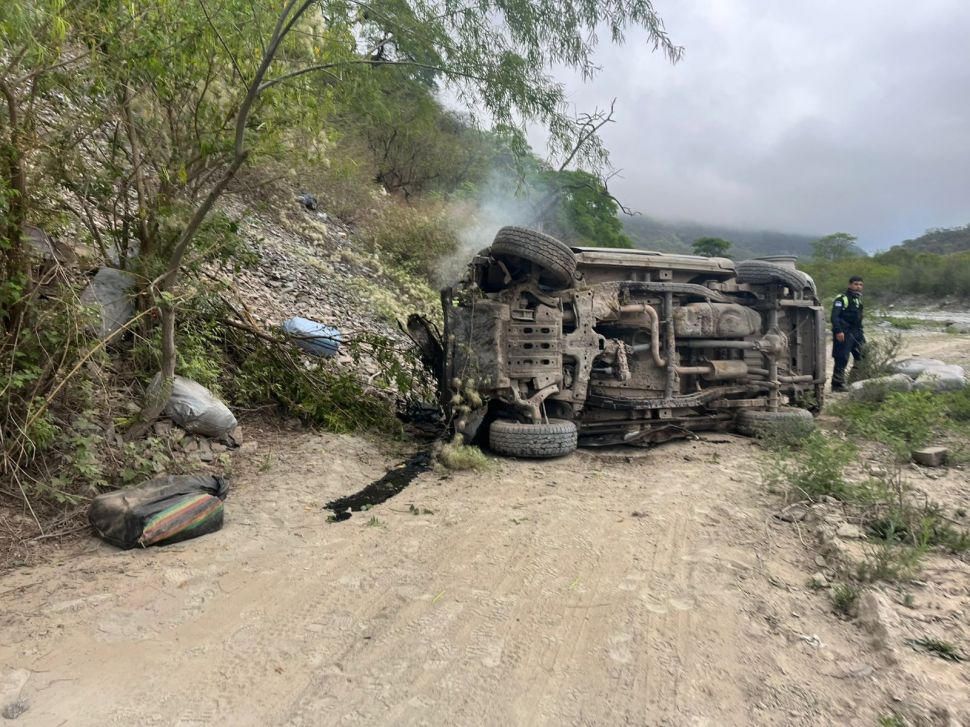 FIN DE LA FUGA. La camioneta se desbarrancó en la zona de Chuscha.