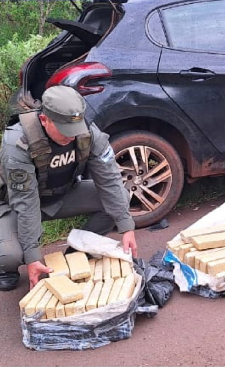 Un gendarme analiza la droga secuestrada en Misiones.