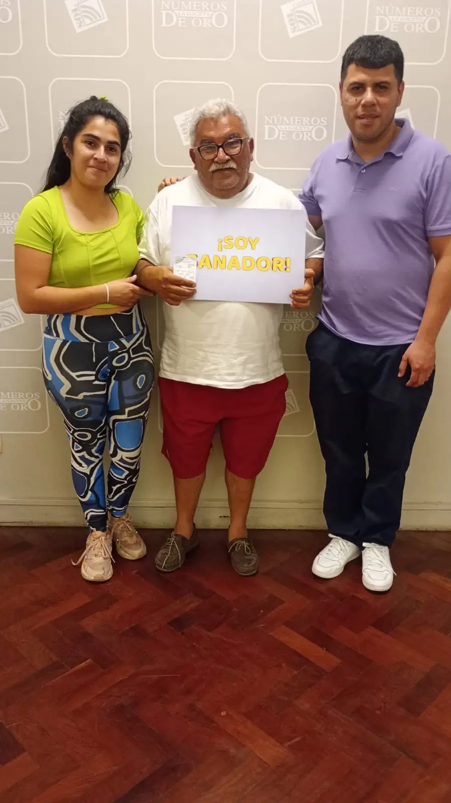 CONTENTOS. Junto a sus hijos, el vendedor ambulante de comida recibió el premio de los Números de Oro y celebró con alegría. 