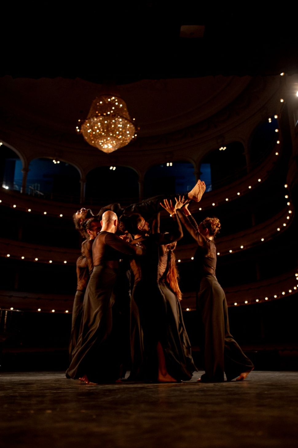 EN PLENO ENSAYO. Piliponsky bailará junto a los integrantes de la Compañía. El vestuario es de Fer Villagra. foto gentileza ente cultural de tucumán