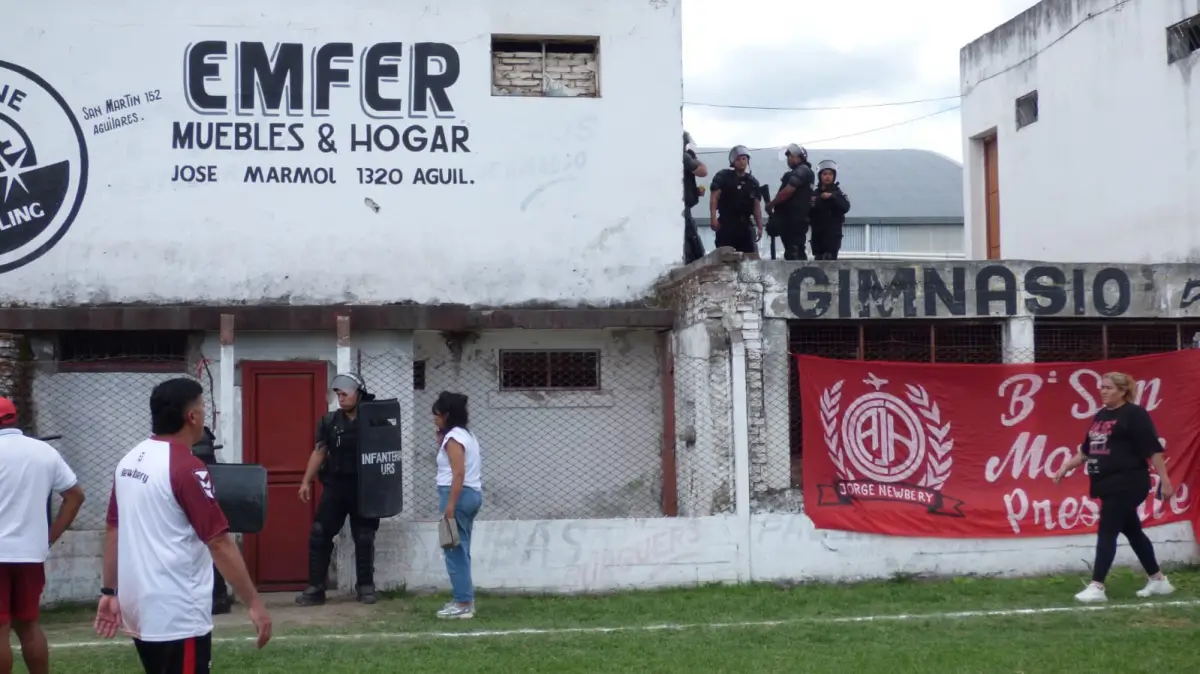 Cuando estaba por salir a dirigir el segundo tiempo, los hinchas de Jorge Newbery lanzaron una bomba de estruendo en la puerta del vestuario.
