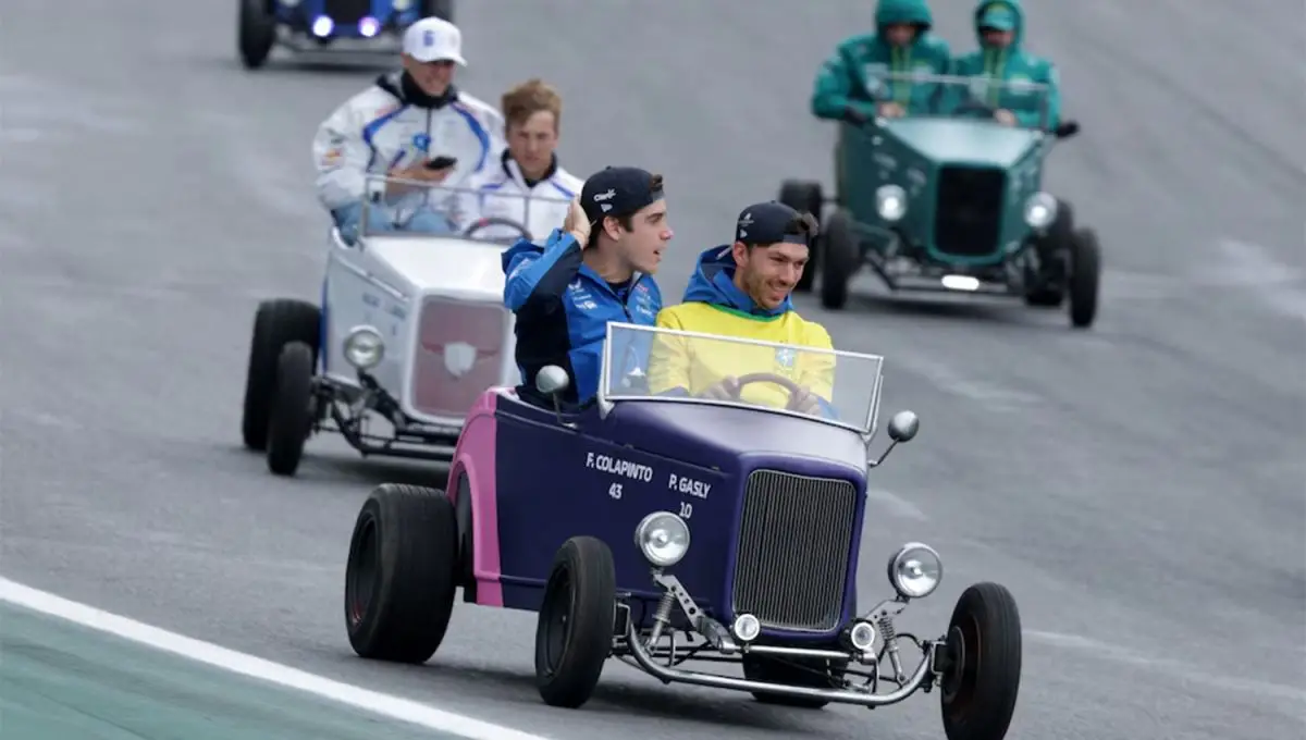 Colapinto y Gasly, en la Driver's Parade previa al GP de Brasil
