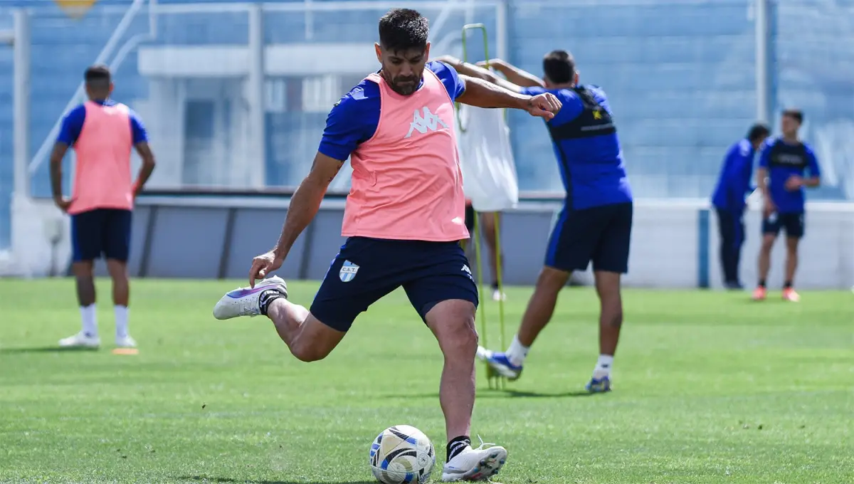 PUESTA A PUNTO EN EL MONUMENTAL. El “Loco” Leandro Díaz arrastra una molestia muscular y si no está en condiciones de jugar su lugar será ocupado por Ramiro Ruiz Rodríguez contra el “Tomba”.