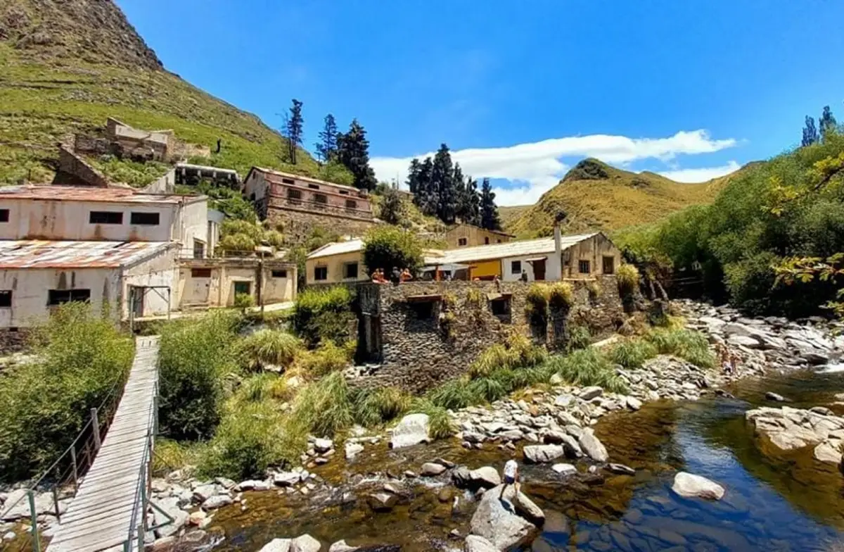 Un pueblo escondido en el corazón del Valle de Calamuchita llama la atención de los turistas: ¿cómo se llama el lugar para visitar en verano?