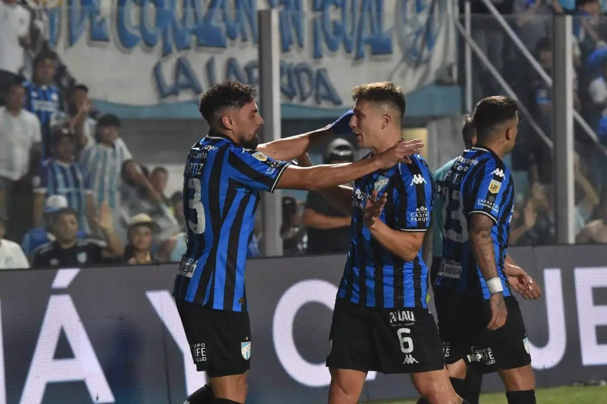 VA POR MÁS. Ortiz celebra con Ferrari el segundo gol contra Godoy Cruz. Atlético se aseguró la permanencia y ya tiene otro objetivo en la mira.