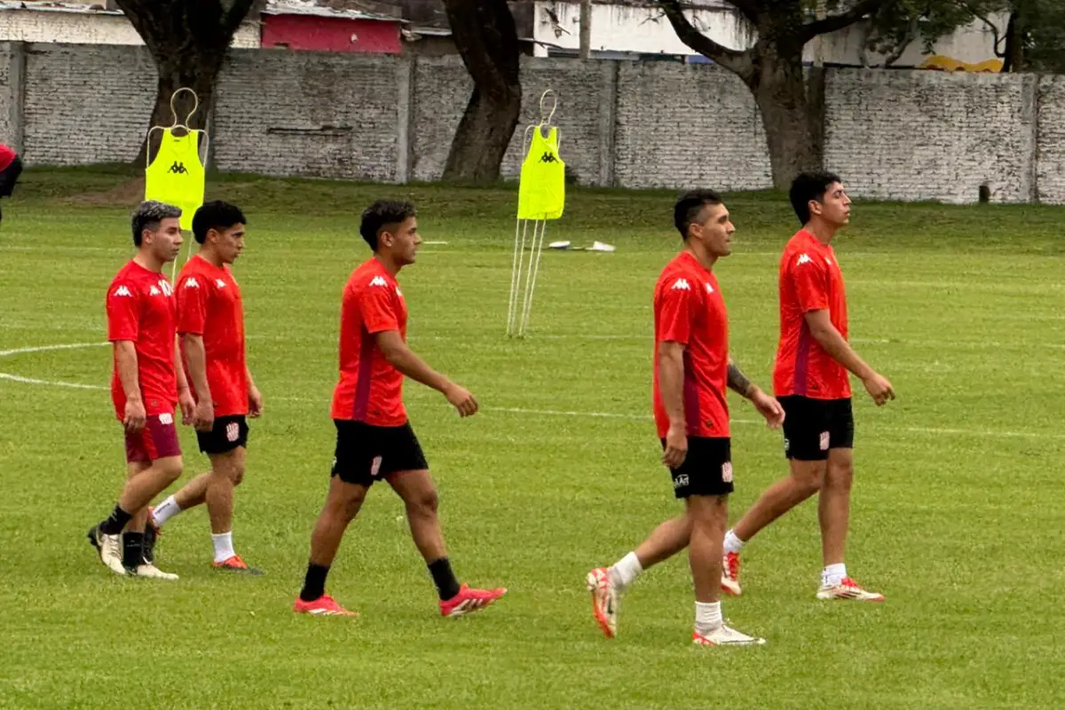 FUTURO INCIERTO. Ulises Vera (camin al final junto a Gonzalo Gutiérrez) todavía no definió si seguirá en San Martín.
