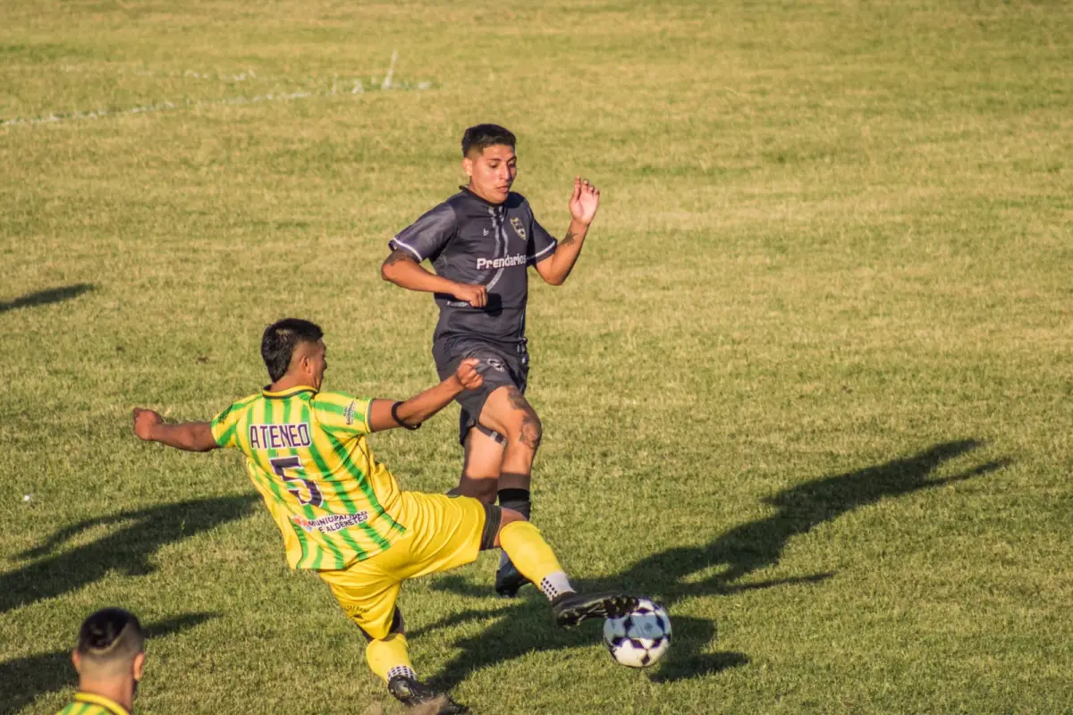 LUCHA. Santiago Vizcarra, de Ateneo, intenta frenar un avance de Tomás Pérez, de Central Norte.