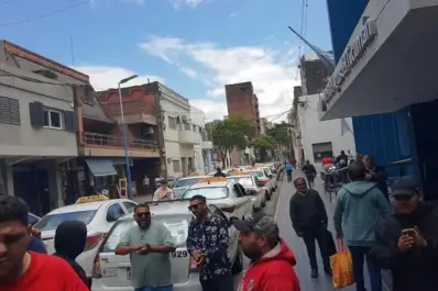 Taxistas en pie de protesta: reclaman contra las aplicaciones de viaje
