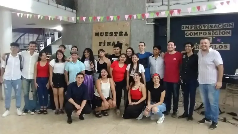 COMO UNA GRAN FAMILIA. Al edificio de avenida Brígido Terán al 300 acuden unos 800 estudiantes, muchos de ellos procedentes del interior.