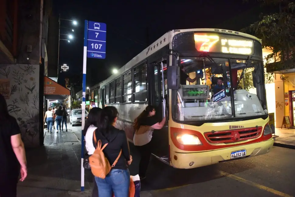 DE NUEVO EN LAS CALLES DE LA CIUDAD. Tras el paro de UTA del jueves y del viernes, las líneas urbanas reanudaron sus servicios en la Capital.