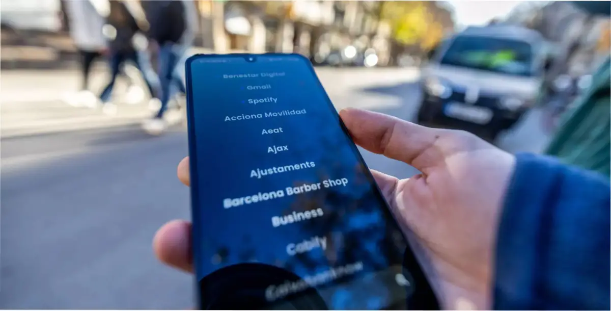 Un celular sin vicios para combatir contra la obsesión con el cleular. Fuente:  Balance Phone. Balance Phone Albert Beltran y Carlos Fontclara / JORDIOTIX/El Periódico