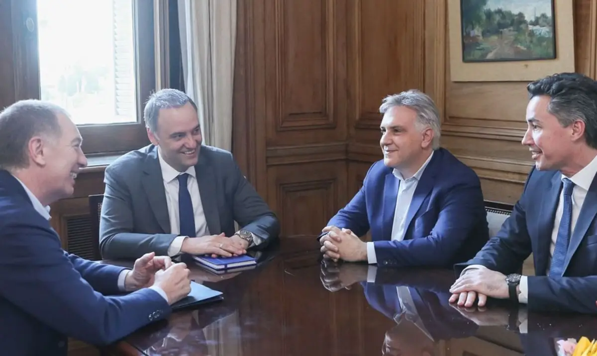 PREDISPOSICIÓN. El encuentro de los mandatarios provinciales con los nuevos funcionarios nacionales dejó buenas sensaciones en Casa Rosada.