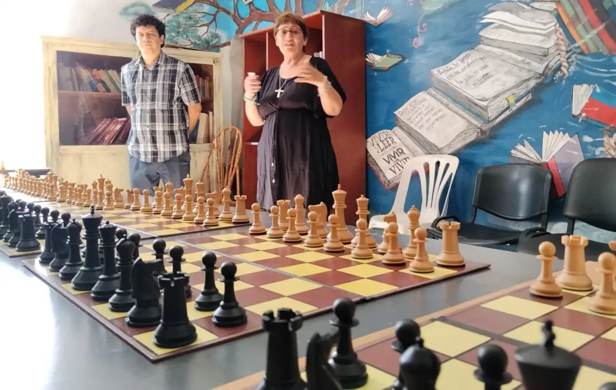 Enseñan ajedrez a los internos del penal de Villa Urquiza como una herramienta de reinserción