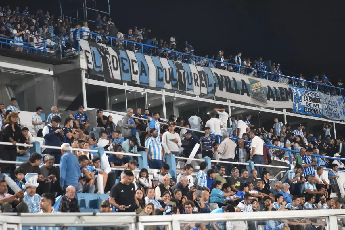 Atlético explotó en un abrazo y en insultos a la dirigencia: alivio y bronca en una misma noche