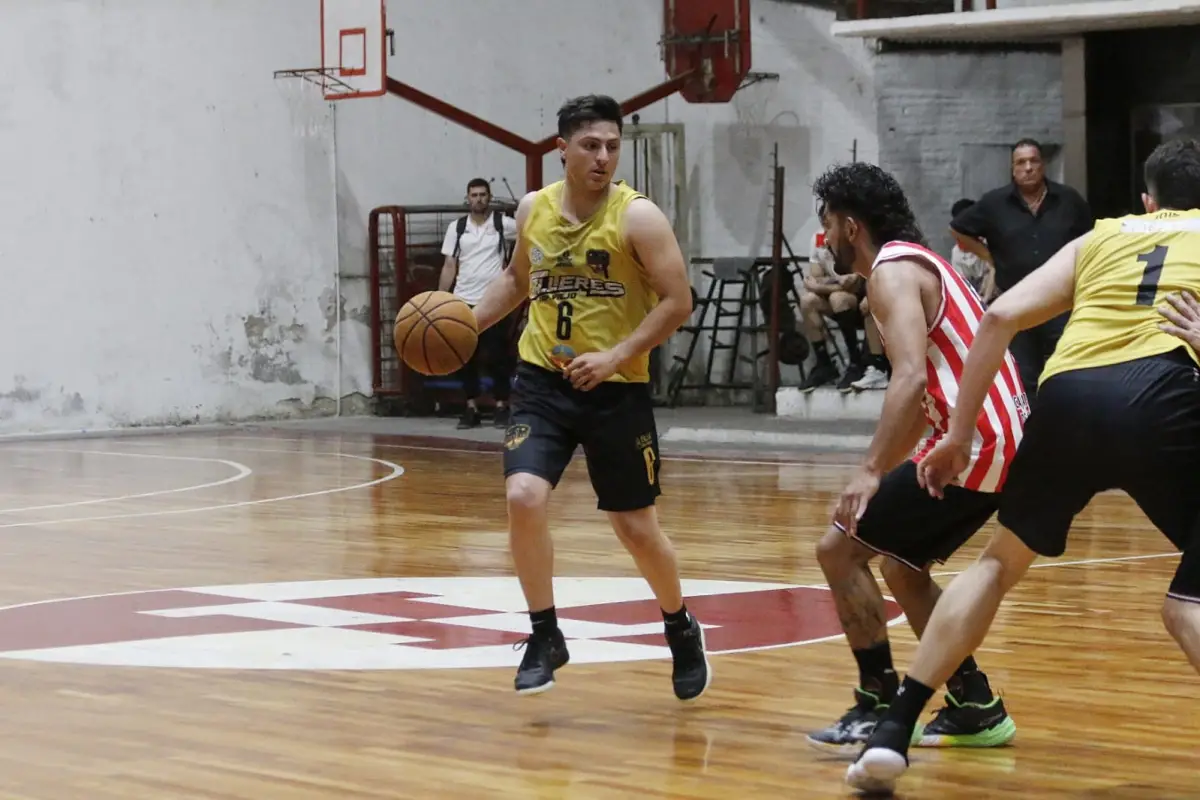 Martiniano Ayusa lleva la pelota en un duelo contra San Martín.