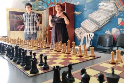 Enseñan ajedrez a los internos del penal de Villa Urquiza como una herramienta de reinserción