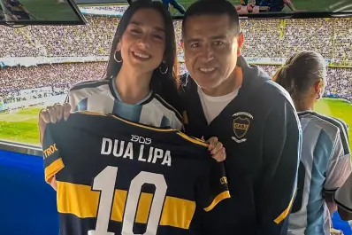 Franco Colapinto le hizo una atrevida invitación a Dua Lipa después de su visita a la Bombonera