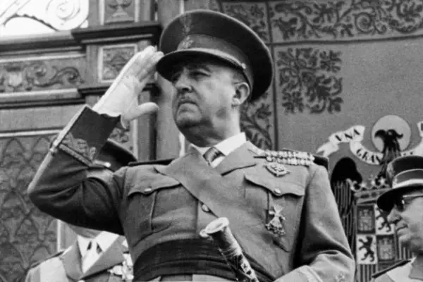 El árbol y sus hojas huérfanas