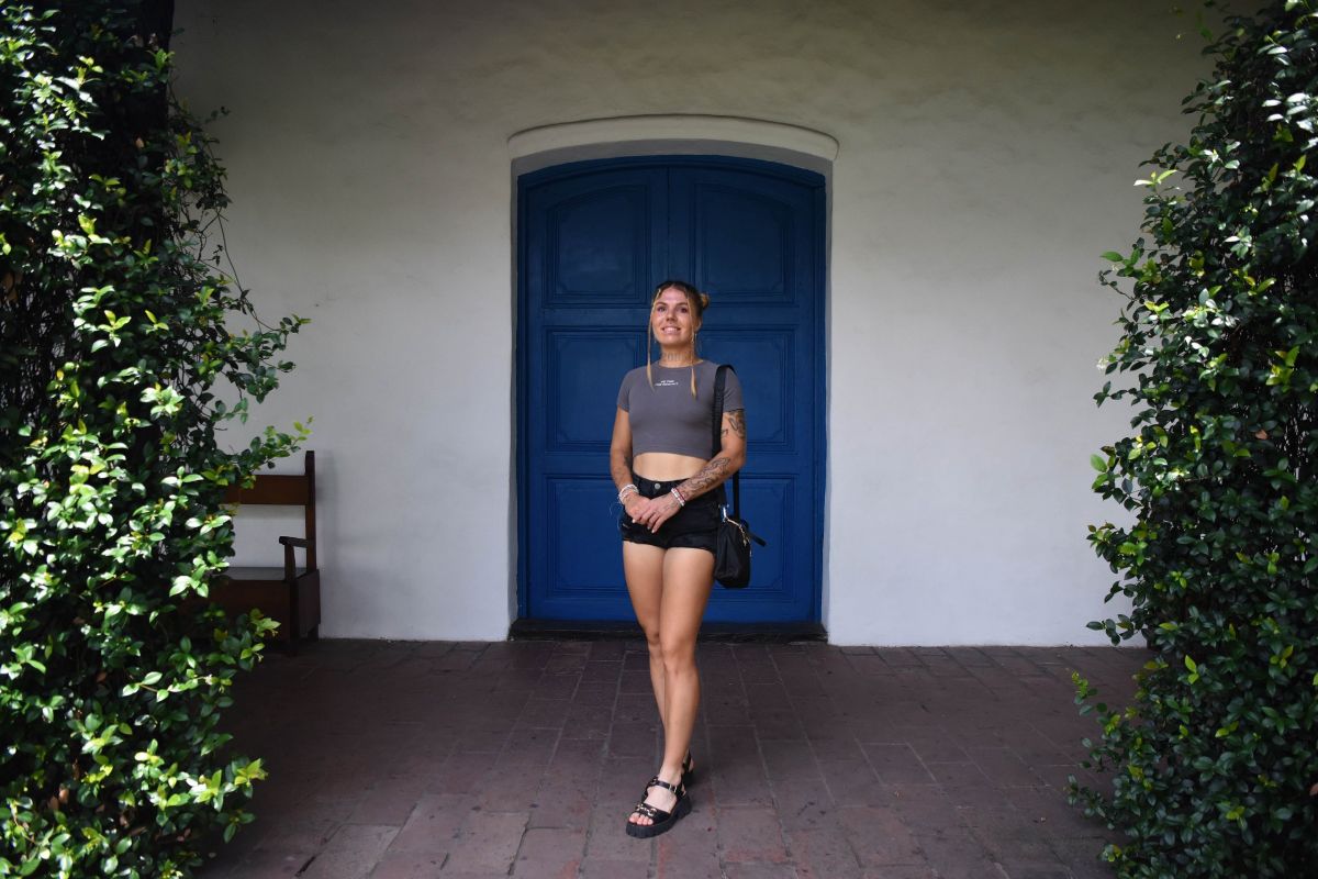 HISTORIA. En el patio de la Casa Histórica, Oliynykova escuchó atenta los relatos sobre la Independencia y se mostró emocionada por la experiencia vivida.