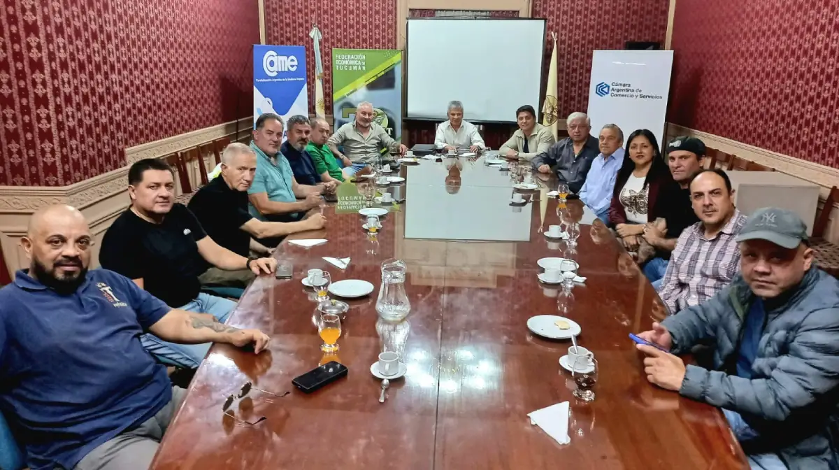 PROPIETARIOS DE DISCOTECAS. Di Pinto (en el fondo de la mesa), durante la asamblea llevada a cabo en la sede de la FET.