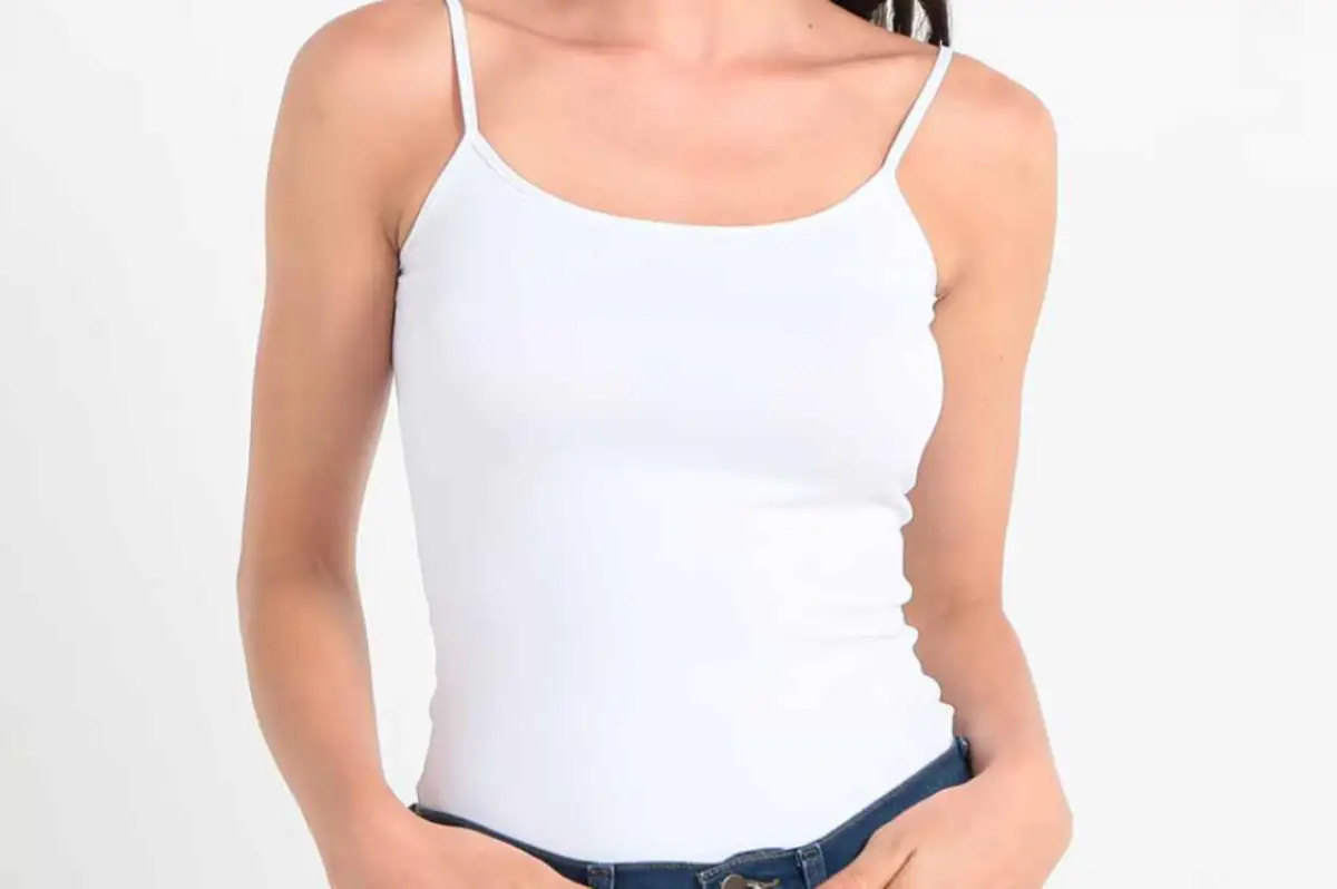 No se usará más la remera blanca básica: esta es la tendencia que viene a reemplazarla en 2026