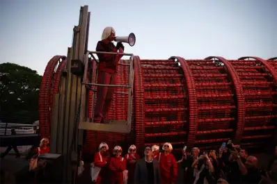 Arte contemporáneo: la extraña y nueva torre de Pisa de Marta Minujín