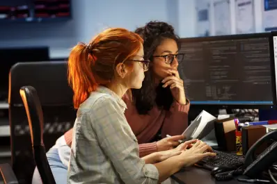 Darán becas de 2.500 euros a 50 mujeres sin trabajo que estudien carreras tecnológicas