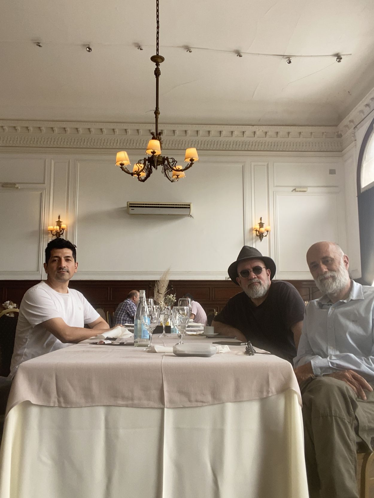 EN PLENO ALMUERZO. Gustavo Nieto (galerista), Cippolini y Rosso.