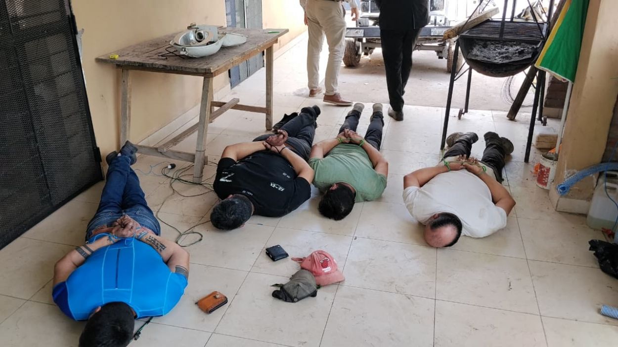 EN LA CASA. Dos efectivos y dos presos fueron encontrados realizando trabajos de albañilería en El Cadillal.