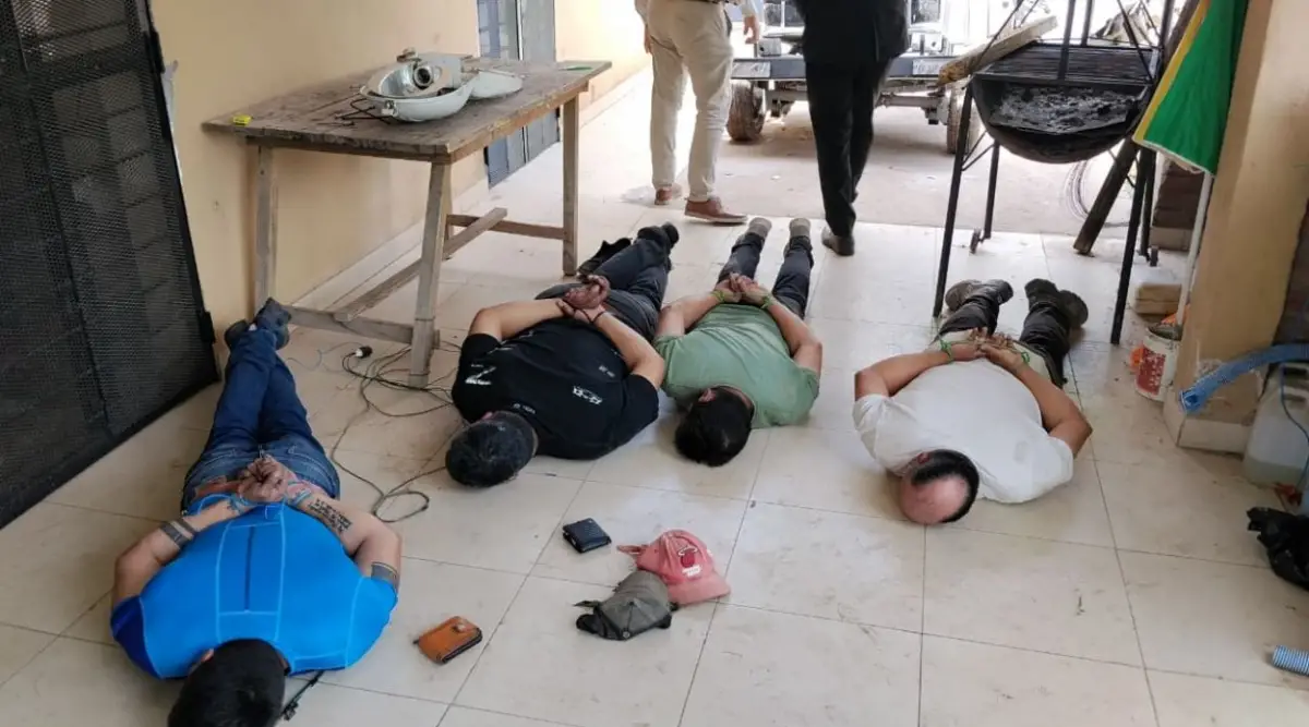 EN LA CASA. Dos efectivos y dos presos fueron encontrados realizando trabajos de albañilería en El Cadillal.