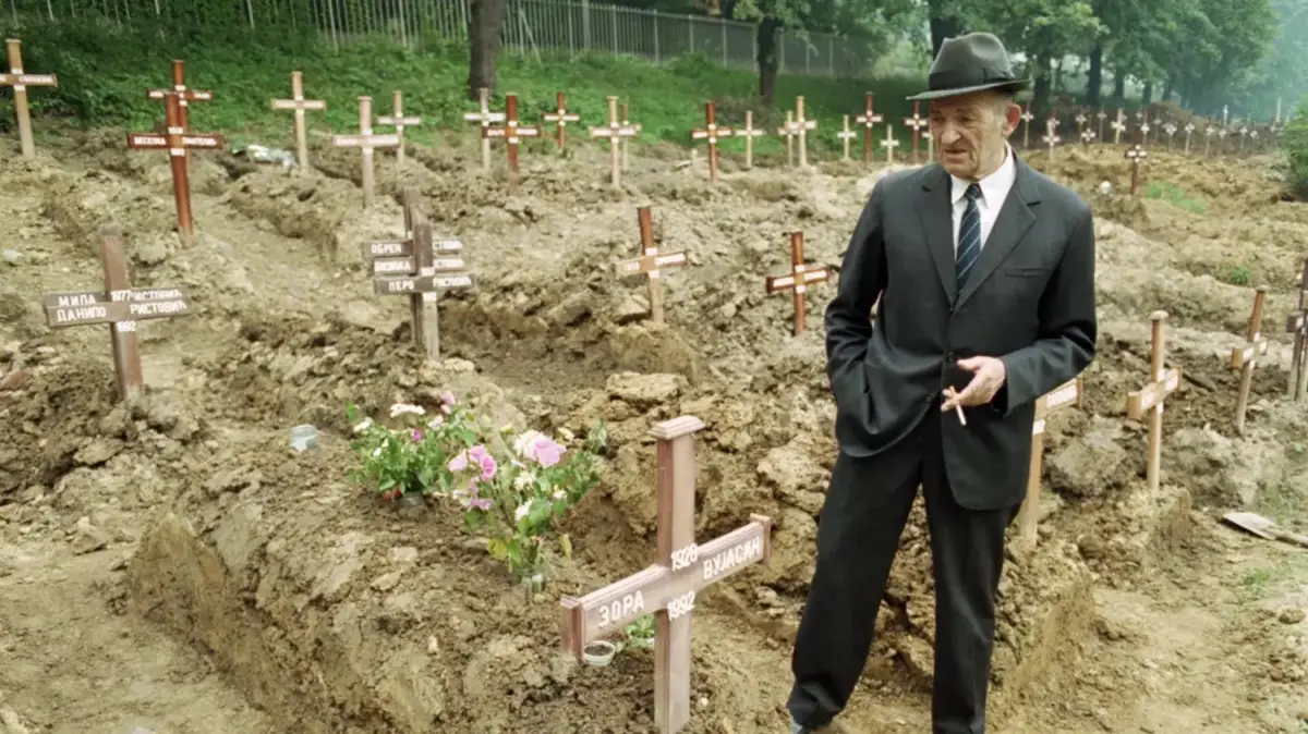 Rade Vuyasin visita la tumba de su esposa, que fue asesinada por un francotirador durante la guerra de Bosnia en 1992.GETTY IMAGES