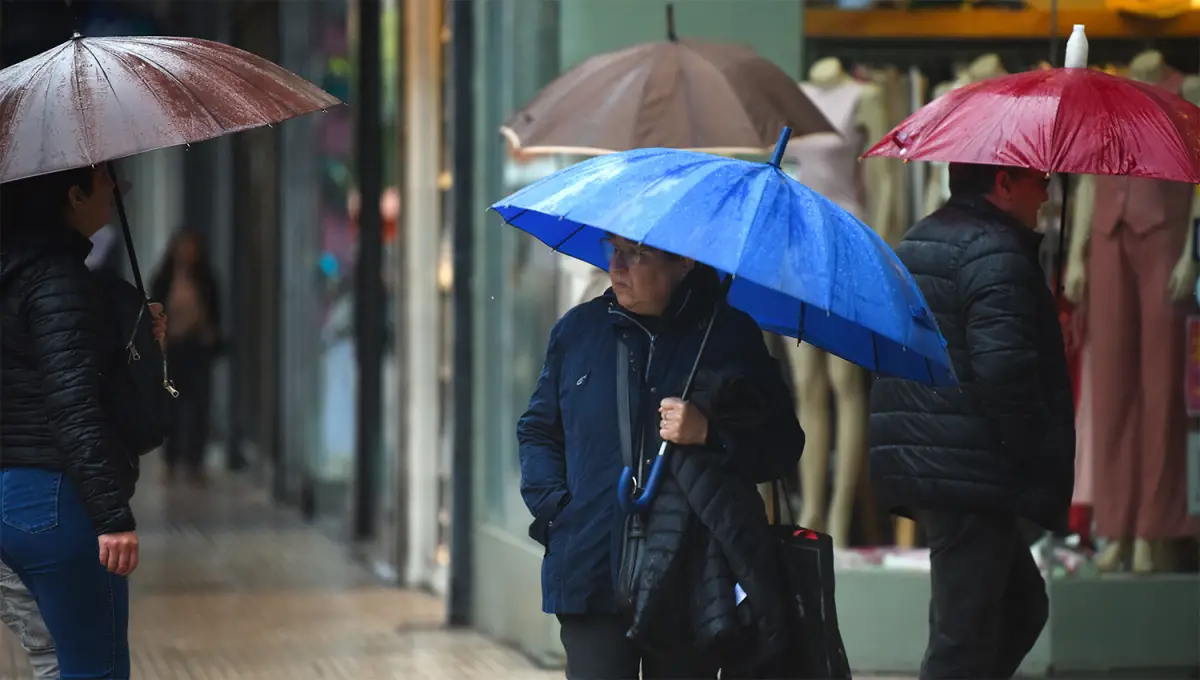 PARAGUAS Y CAMPERAS. El pronóstico anticipa el ingreso de un frente lluvioso y fresco para la tarde. 