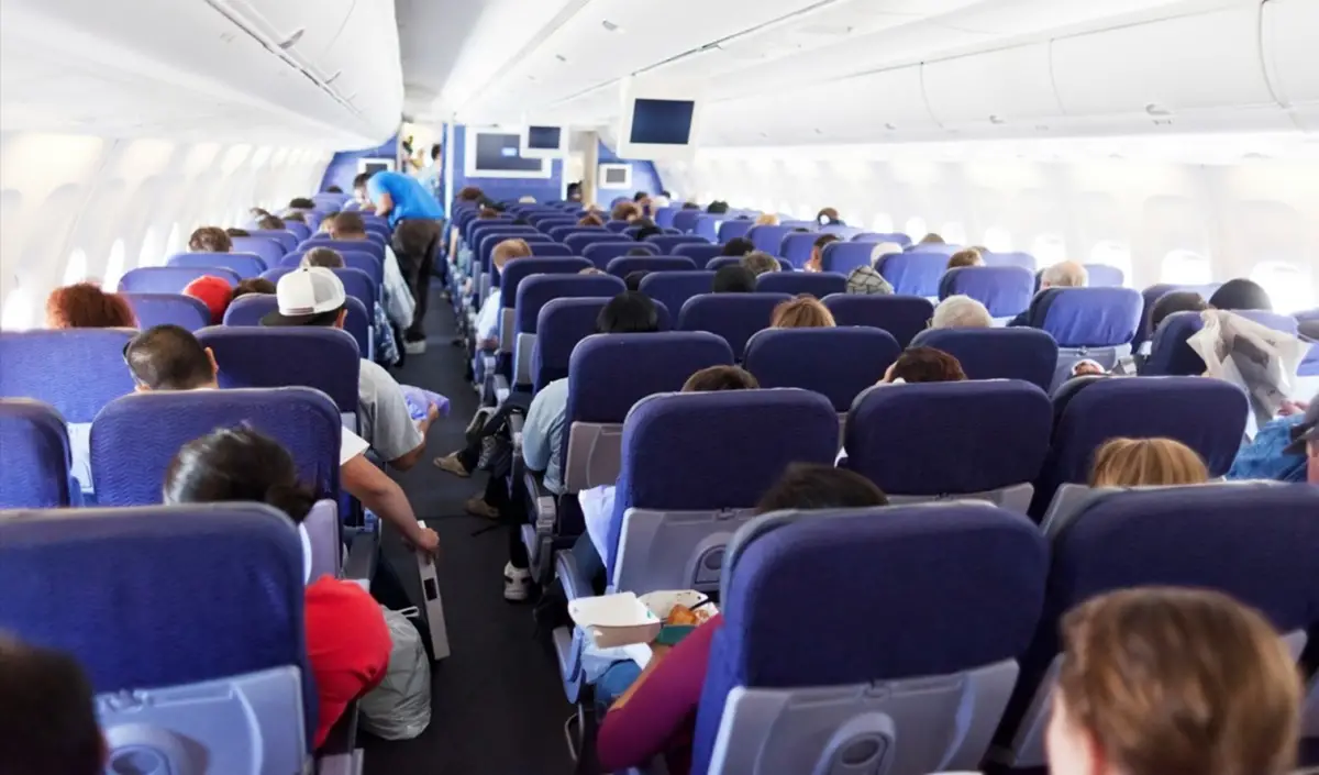 Una azafata revela cuál es el lugar más odiado por los pasajeros: el asiento del avión que nadie quiere