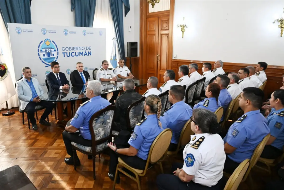 TENSA REUNION. El Gobernador pidió que todos presenten informes de la situación de cada área.