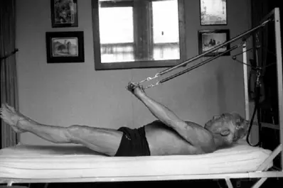 Quién fue Joseph Pilates, el genio que se inspiró en un gato y un bebé para transformar el ejercicio