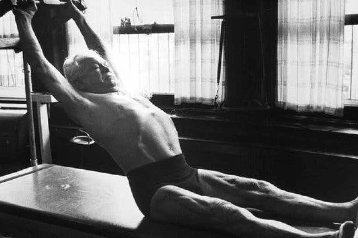 Quién fue Joseph Pilates, el genio que se inspiró en un gato y un bebé para transformar el ejercicio
